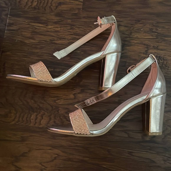 Bamboo rose gold heels. Size 6 - Picture 4 of 8